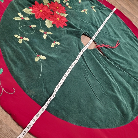 Christmas Tree Skirt Red & Green Velvet 46" w/Poinsettia & Holly Leaves/Berries - Picture 5 of 7